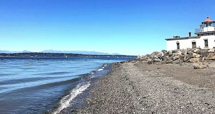 Welcoming bed & breakfast Separate kitchenette with WiFi in Renton