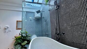 Family Quadruple Room | Bathroom | Shower, soap, shampoo, toilet paper