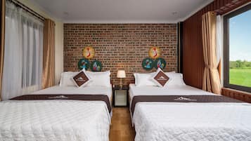 Familiekamer, uitzicht op tuin | Een minibar, geluiddichte muren, gratis wifi, beddengoed