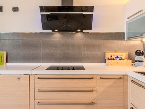 Kühlschrank, Mikrowelle, Ofen, Geschirrspüler