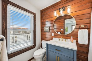 Shower, hair dryer, towels, toilet paper - Stunning Beach Front Paradise (Surfside Beach)