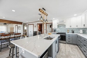 Mikrobølgeovn, ovn, kokeplater og oppvaskmaskin