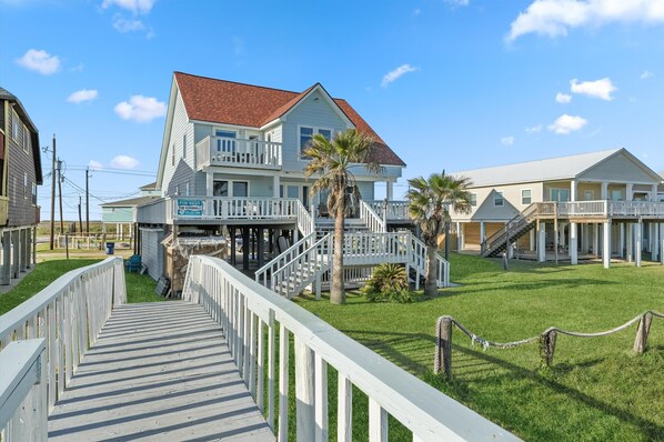 Property grounds - Stunning Beach Front Paradise (Surfside Beach)