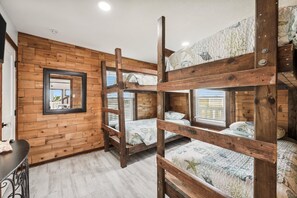 6 bedrooms, WiFi, bed sheets - Stunning Beach Front Paradise (Surfside Beach)