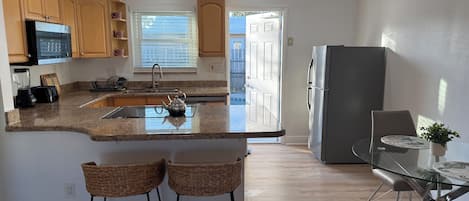 Een koelkast, een magnetron, een oven, een kookplaat