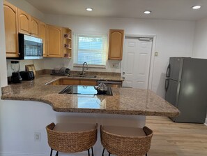 Fridge, microwave, oven, stovetop - Charming 1-bedroom apartment in Fort Lauderdale with WiFi. Close to the beach, (Fort Lauderdale)