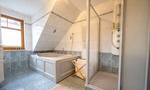 Dusche, Haartrockner, Handtücher