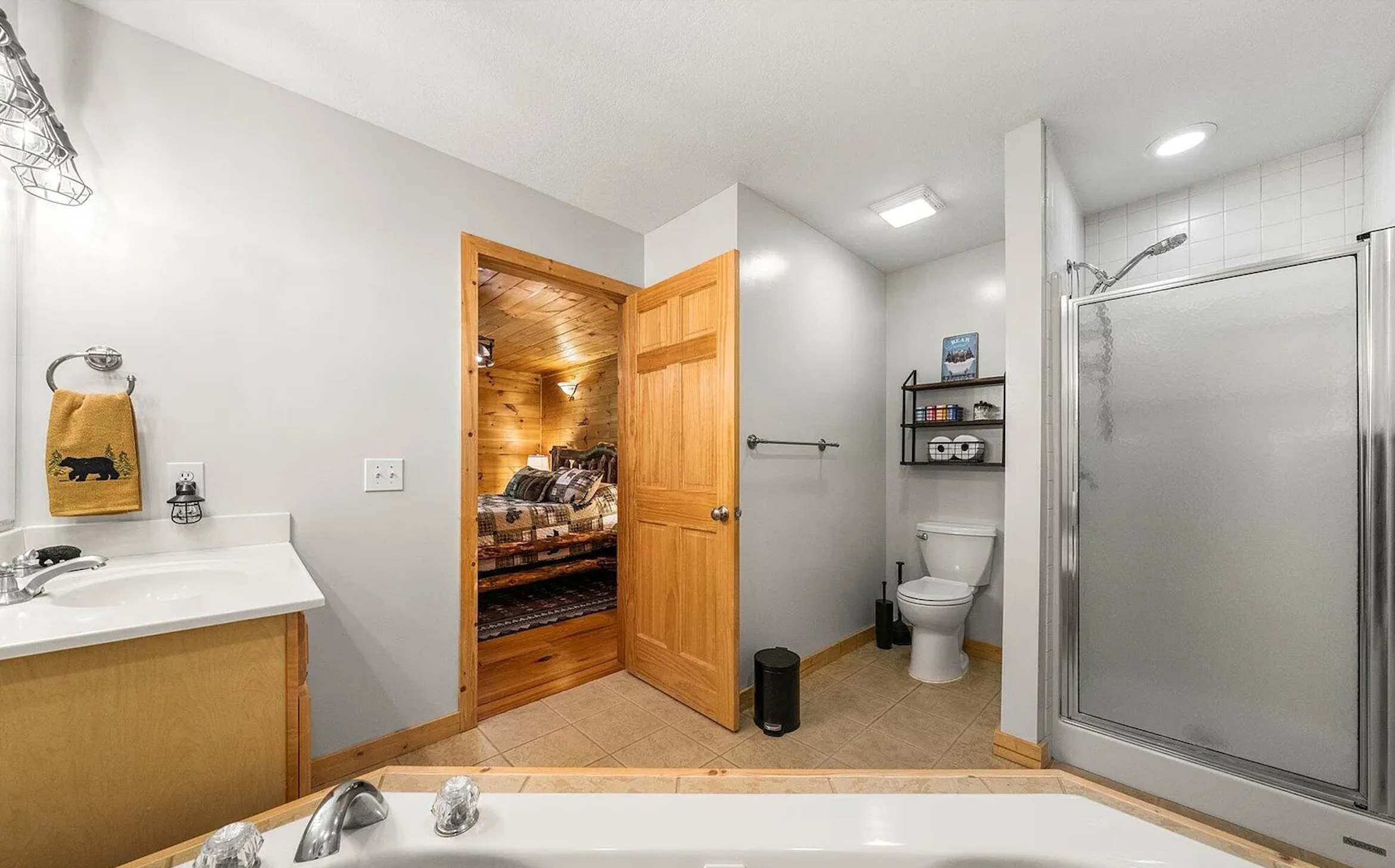Une salle de bain moderne équipée d’une baignoire, de toilettes et d’une douche.