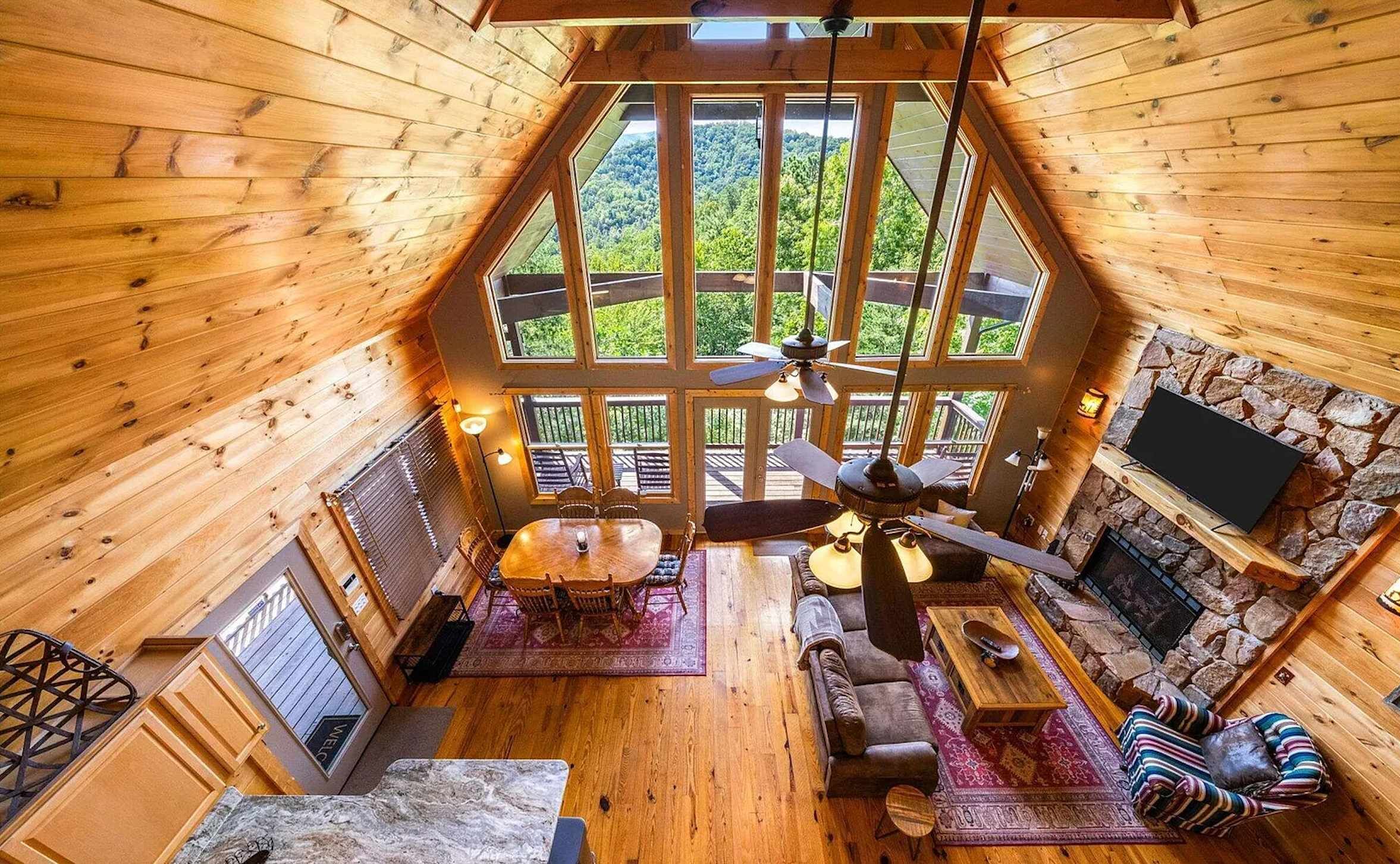 Smart-tv, een open haard, videospelletjes en een dvd-speler