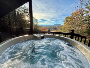 Outdoor spa tub - Elk Lodge, Cozy cabin with a Mountain View! (Sevierville)