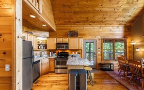 Fridge, microwave, oven, stovetop - Elk Lodge, Cozy cabin with a Mountain View! (Sevierville)
