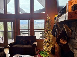 Smart TV, fireplace, video games, DVD player - Elk Lodge, Cozy cabin with a Mountain View! (Sevierville)