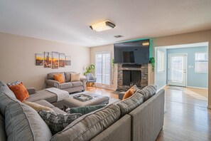 スマートテレビ、テーブルサッカー台、卓球台、書庫