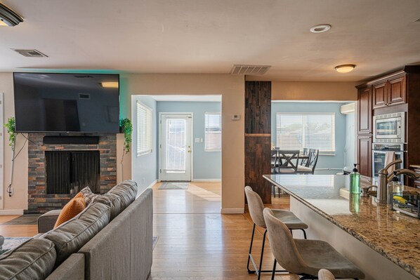 スマートテレビ、テーブルサッカー台、卓球台、書庫