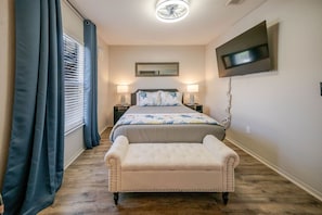 4 Schlafzimmer, Schreibtisch, Bügeleisen/Bügelbrett, Reisekinderbett