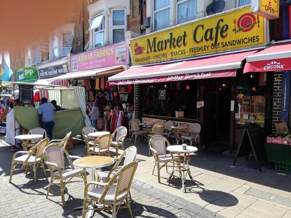 Outdoor dining - Walthamstow - Apartment - Stay 3 - Street Parking (London)