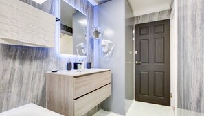 Séchoir à cheveux, serviettes fournies