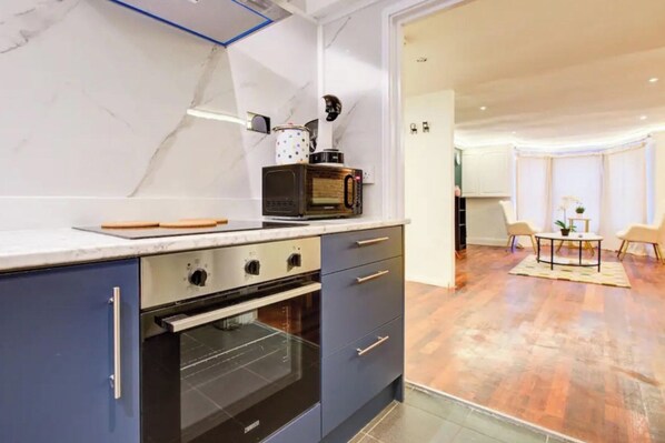 Réfrigérateur, four à micro-ondes, un four, surface de cuisson