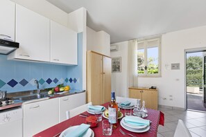 Kühlschrank, Herdplatte, Wasserkocher mit Kaffee-/Teezubehör