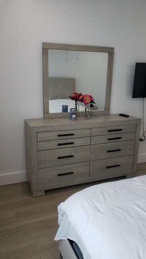 3 bedrooms, desk, iron/ironing board, travel cot