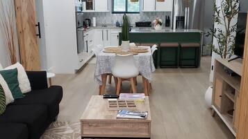 TV connectée, lecteur de DVD, livres, chaßne hi-fi