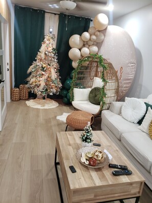 Smart TV, lettore DVD, libri, impianto stereo