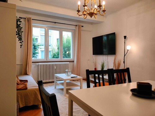 Charismatic Orangerie-15min walk EU Parliament-balcony-Wi-Fi-Tv