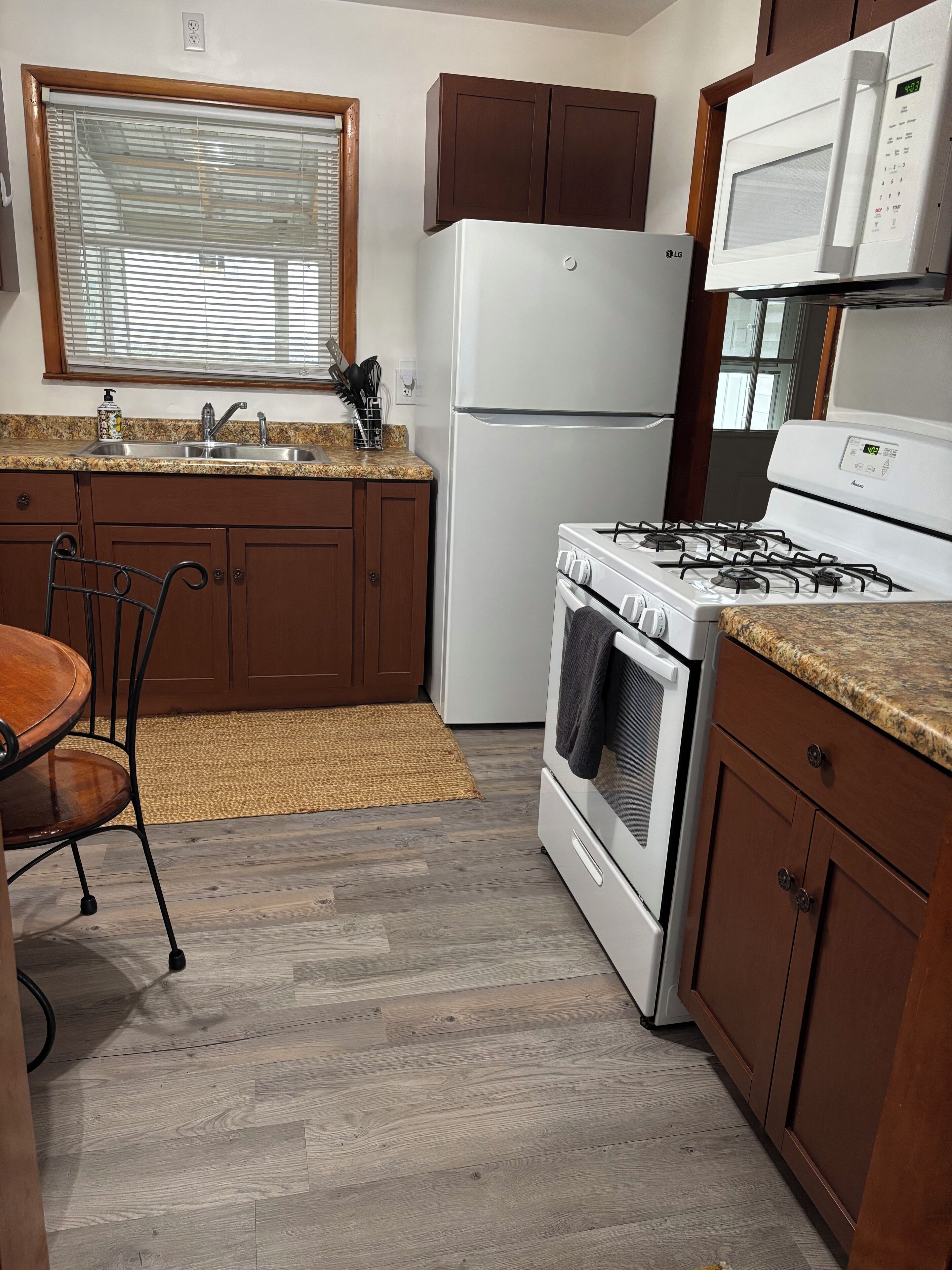 Frigorífico, microondas, horno y placa de cocina