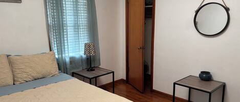 2 makuuhuonetta, työpöytä, silitysrauta/-lauta, vauvan matkasänky