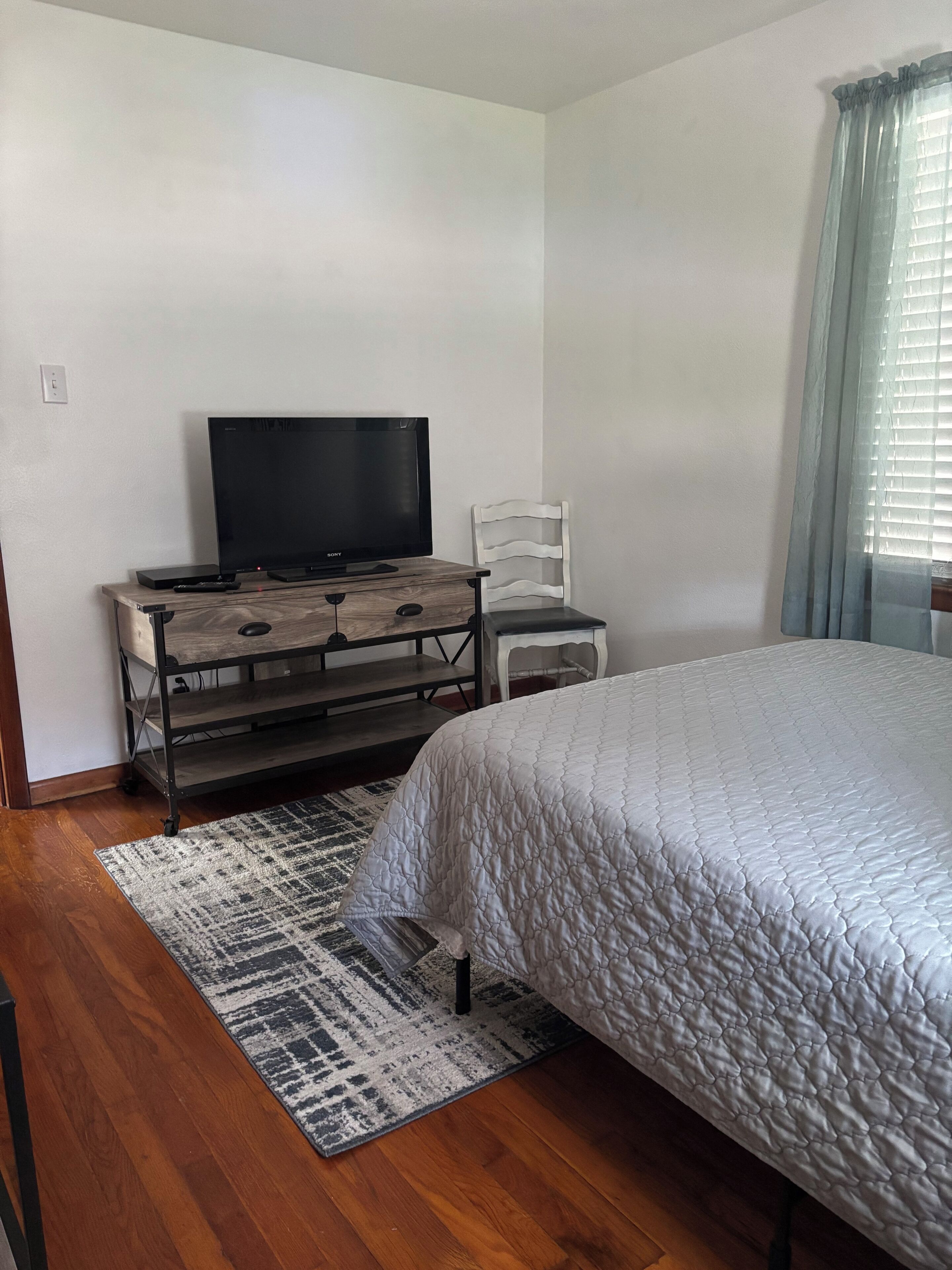 2 bedrooms, desk, iron/ironing board, travel crib