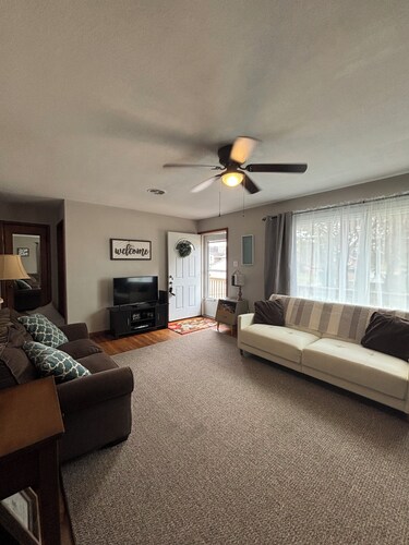 Charming 2-bedroom house with WiFi, AC in superb Bedford