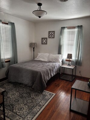 2 chambres, bureau, fer et planche à repasser, lit parapluie