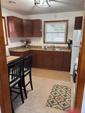 Fridge, microwave, oven, stovetop - Charming 2-bedroom house with WiFi, AC in superb Bedford (Bedford)