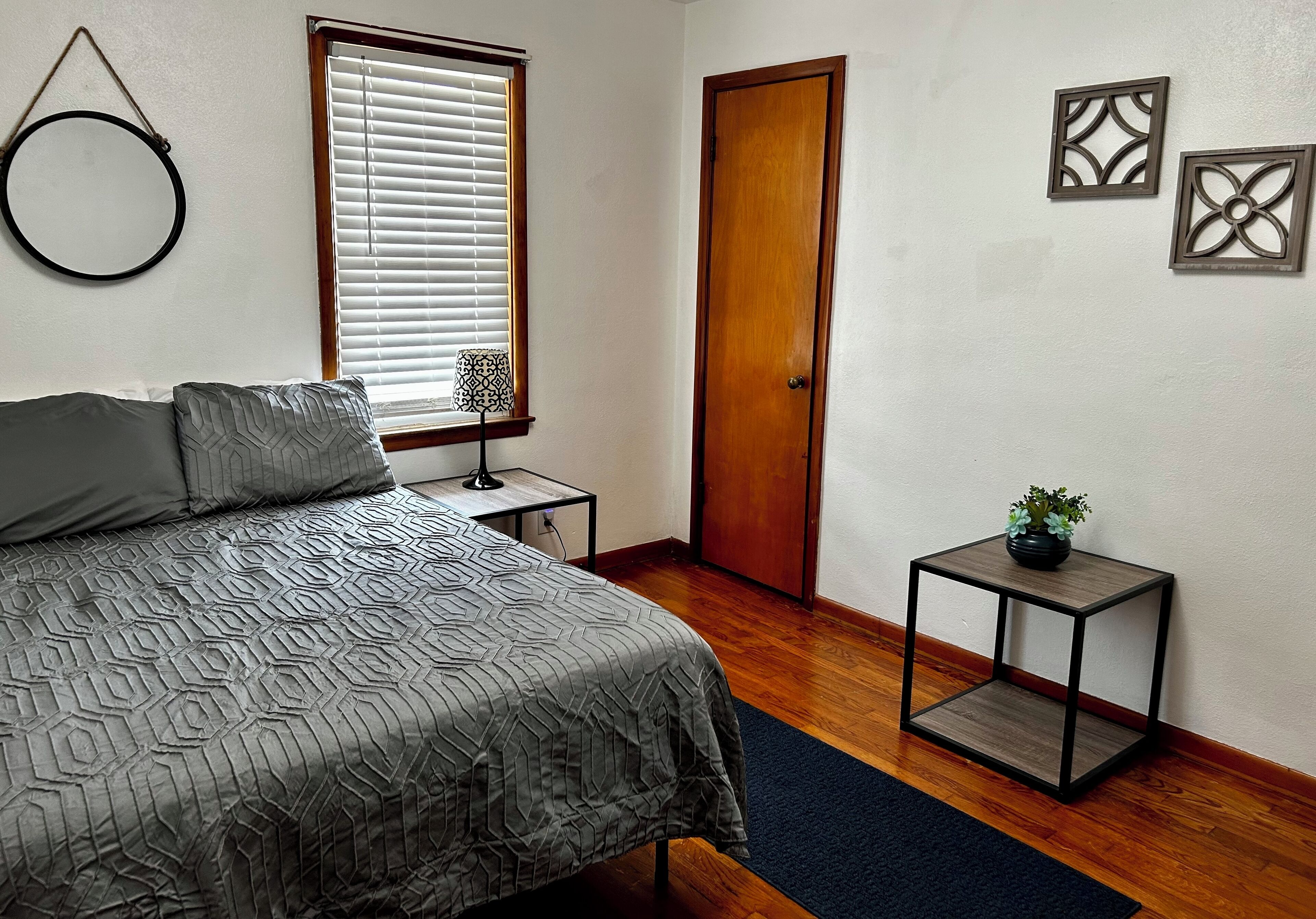 2 sovrum, skrivbord, strykjärn/strykbräda och resesäng