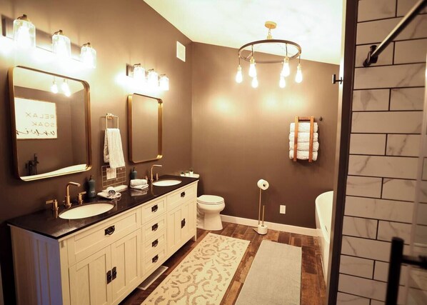 Shower, hair dryer, towels, soap - Quiet & charming 3-bedroom, 3-story house located in Butler, Ohio. (Butler)