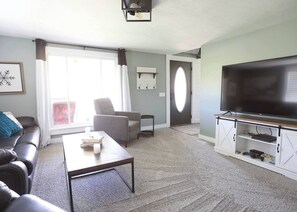 Älytelevisio, takka, pöytäjalkapallopöytä