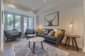 Living area - Modern 2-Story with Beautiful Rooms, Fully Equipped Kitchen – The William Manor (Toronto)