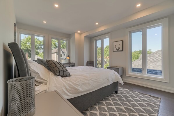 3 bedrooms, iron/ironing board, WiFi, bed sheets - Modern 2-Story with Beautiful Rooms, Fully Equipped Kitchen – The William Manor (Toronto)