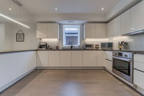 Private kitchen - Modern 2-Story with Beautiful Rooms, Fully Equipped Kitchen – The William Manor (Toronto)