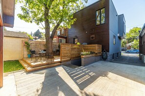 Terrace/patio - Modern 2-Story with Beautiful Rooms, Fully Equipped Kitchen – The William Manor (Toronto)