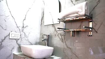 Doccia, asciugacapelli, asciugamani, sapone