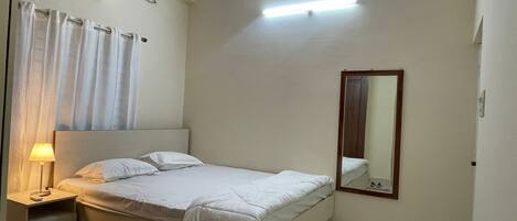 2 habitaciones, escritorio, tabla de planchar con plancha y wifi