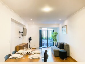 Lägenhet Basic | 2 sovrum, duntäcken, mörkläggningsgardiner och strykjärn/strykbräda