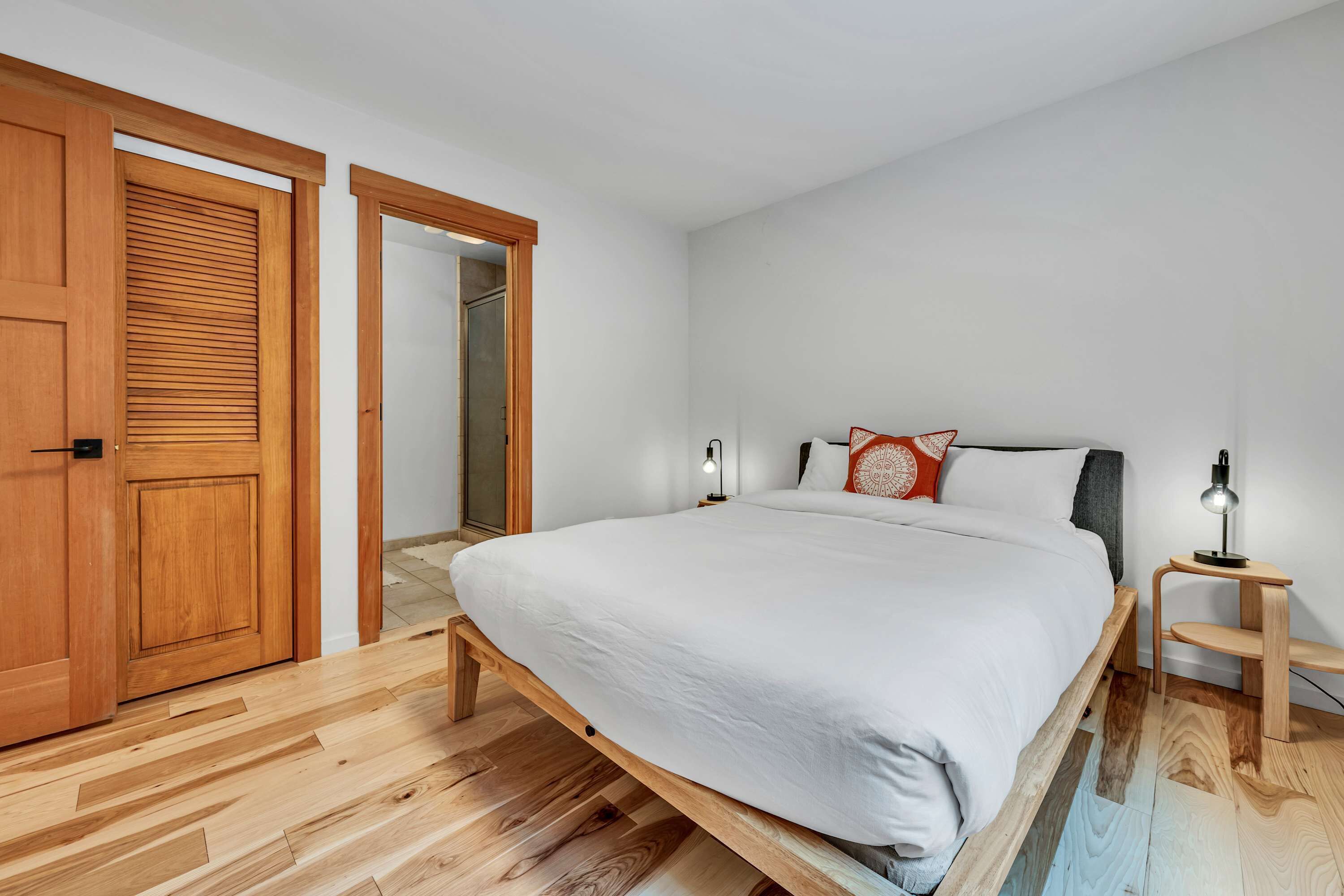 6 slaapkamers, een bureau, een strijkplank/strijkijzer, wifi