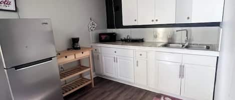 Réfrigérateur, micro-ondes, plaque de cuisson, cafetière/bouilloire