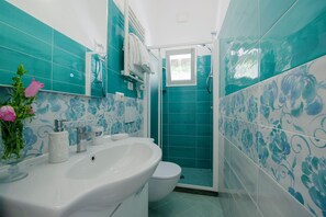 Shower, hair dryer, towels, toilet paper - Casa Michele, Spacious Italian Retreat: Tranquil Oasis with Breathtaking Views in Praiano (Praiano)