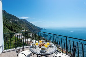 Outdoor dining - Casa Michele, Spacious Italian Retreat: Tranquil Oasis with Breathtaking Views in Praiano (Praiano)