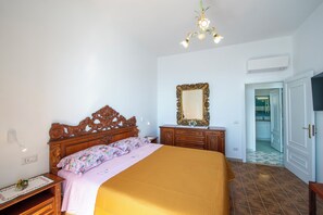 2 bedrooms, iron/ironing board, WiFi, bed sheets - Casa Michele, Spacious Italian Retreat: Tranquil Oasis with Breathtaking Views in Praiano (Praiano)