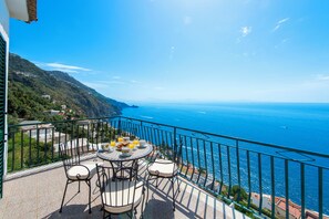 Outdoor dining - Casa Michele, Spacious Italian Retreat: Tranquil Oasis with Breathtaking Views in Praiano (Praiano)