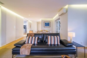 Télévision, cheminée, espaces bureaux